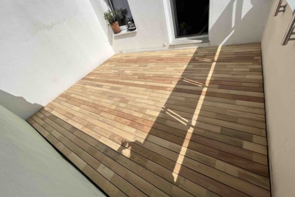 Holzterrasse_Balkon_ungeölt_Terrasse_Gartengestaltung_KamelGardens_Garten-und-Landschaftsbau_RLP_NRW_Galabau_Bonn_Bad Honnef_Königswinter_Siebengebirge